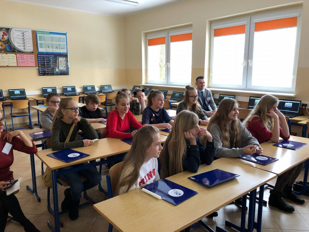 Kartuzy. Uczniowie zainteresowani dniem otwartym i klasą dwujęzyczną w Jedynce