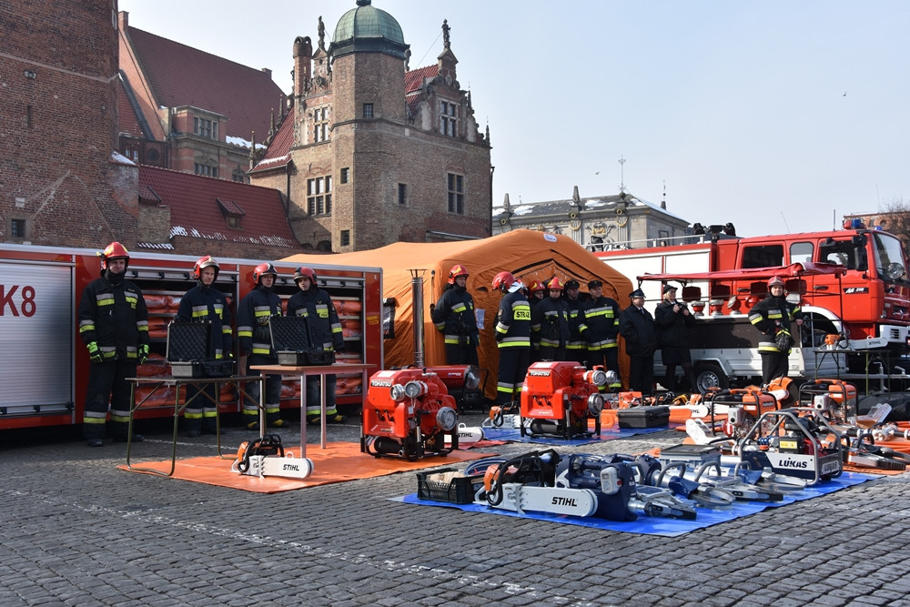 Gdańsk. Wozy, sprzęt i bony przekazane także strażakom z pow. kartuskiego