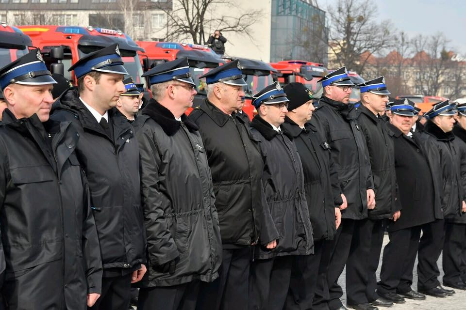 Gdańsk. Wozy, sprzęt i bony przekazane także strażakom z pow. kartuskiego