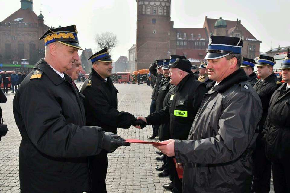 Gdańsk. Wozy, sprzęt i bony przekazane także strażakom z pow. kartuskiego