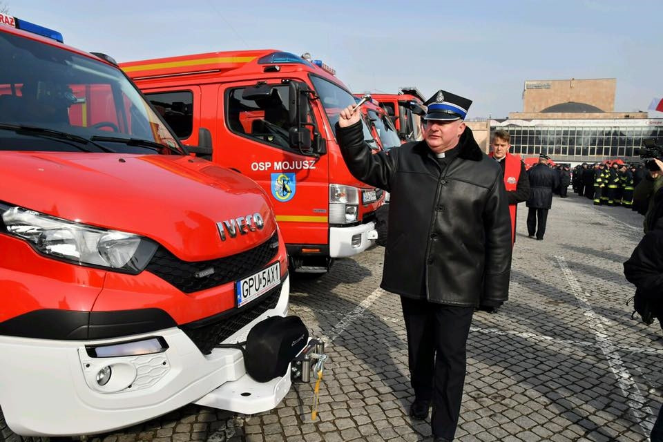 Gdańsk. Wozy, sprzęt i bony przekazane także strażakom z pow. kartuskiego