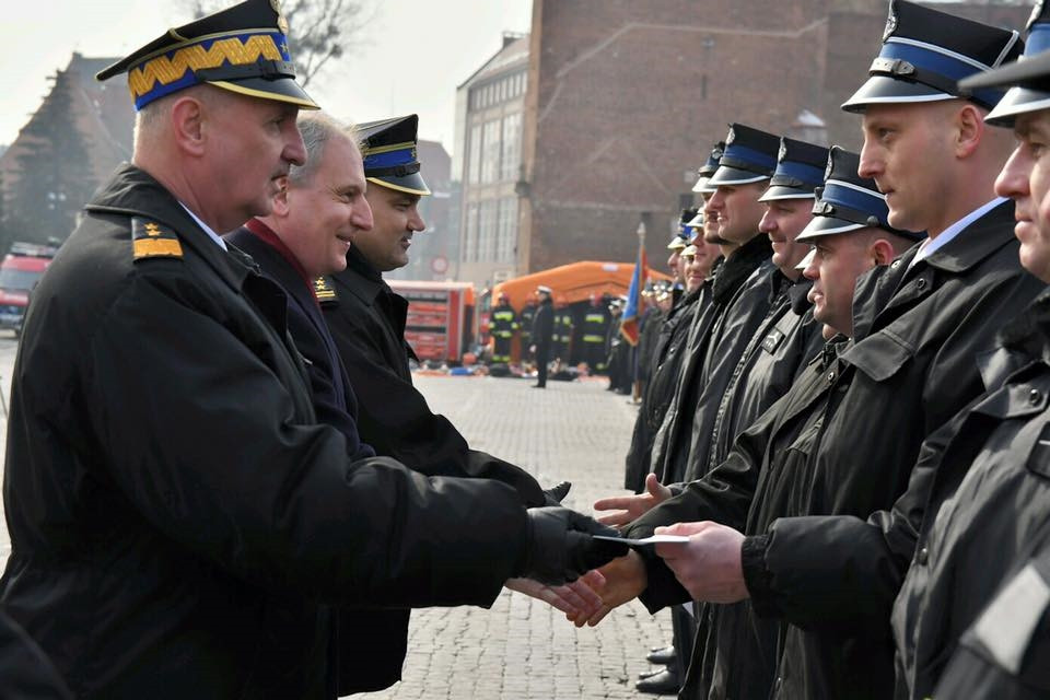 Gdańsk. Wozy, sprzęt i bony przekazane także strażakom z pow. kartuskiego
