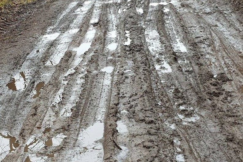 Mieszkańcy wsi Rybaki mają problem z nieprzejezdną drogą po roztopach