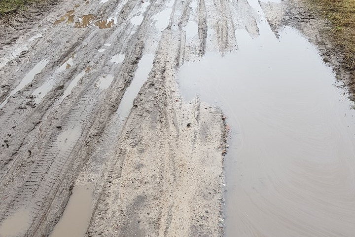 Mieszkańcy wsi Rybaki mają problem z nieprzejezdną drogą po roztopach