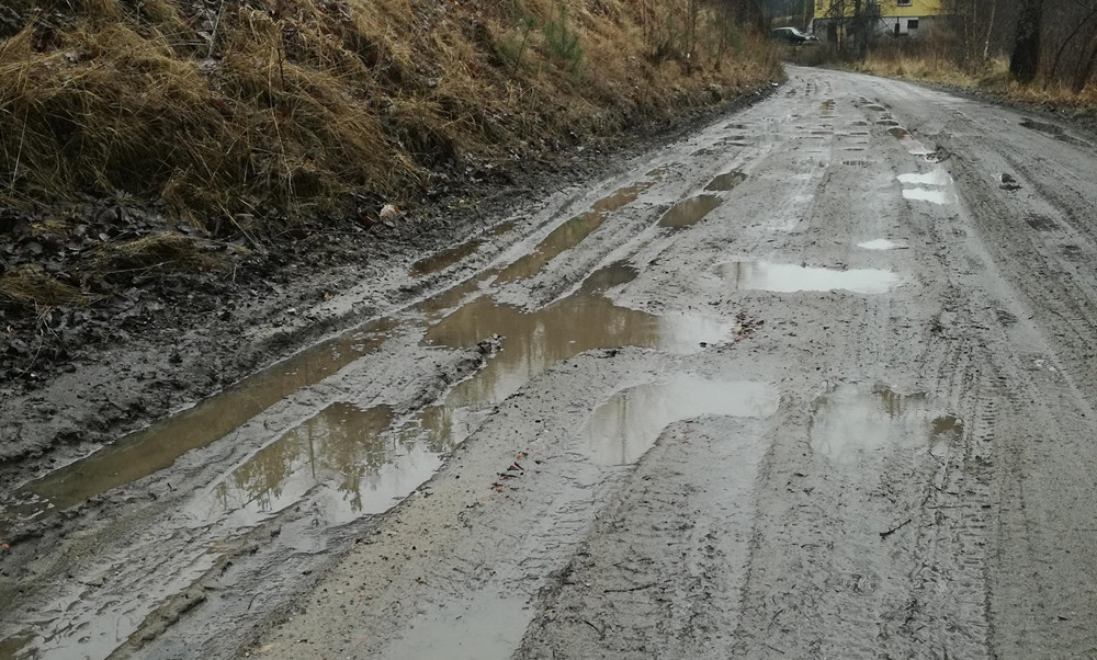 Mieszkańcy wsi Rybaki mają problem z nieprzejezdną drogą po roztopach