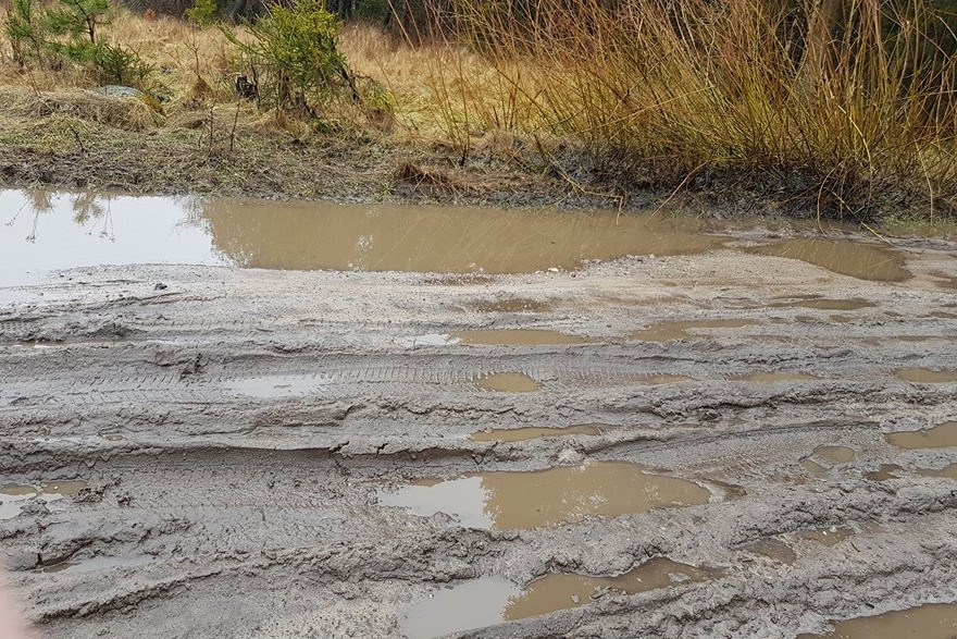 Mieszkańcy wsi Rybaki mają problem z nieprzejezdną drogą po roztopach