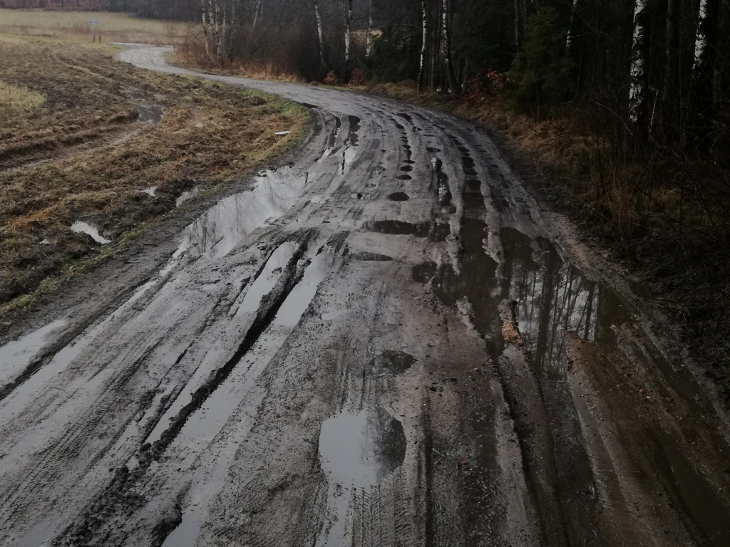 Mieszkańcy wsi Rybaki mają problem z nieprzejezdną drogą po roztopach
