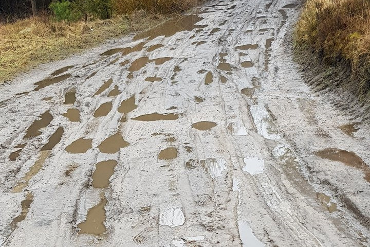Mieszkańcy wsi Rybaki mają problem z nieprzejezdną drogą po roztopach