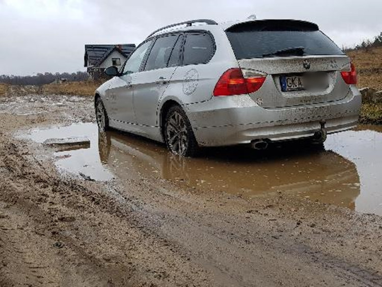 Mieszkańcy powiatu toną w błocie? Wiele dróg jest nieprzejezdnych (Wasze zdjęcia)