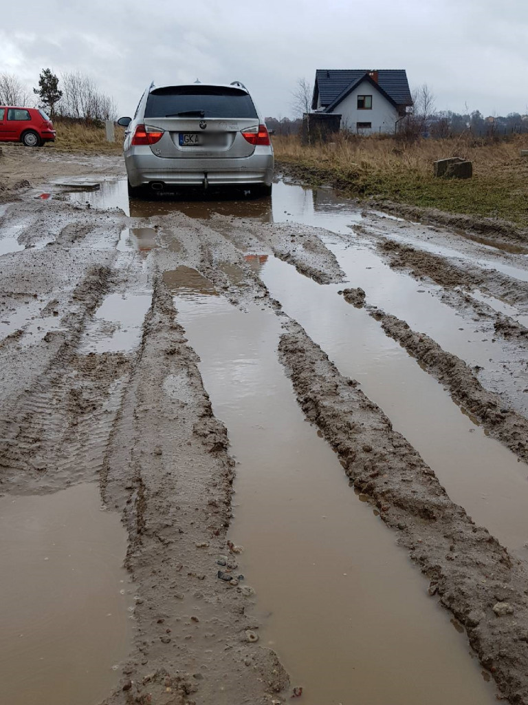 Mieszkańcy powiatu toną w błocie? Wiele dróg jest nieprzejezdnych (Wasze zdjęcia)