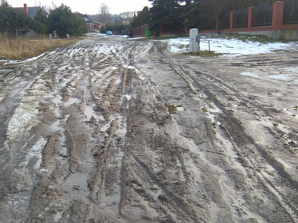 Mieszkańcy powiatu toną w błocie? Wiele dróg jest nieprzejezdnych (Wasze zdjęcia)