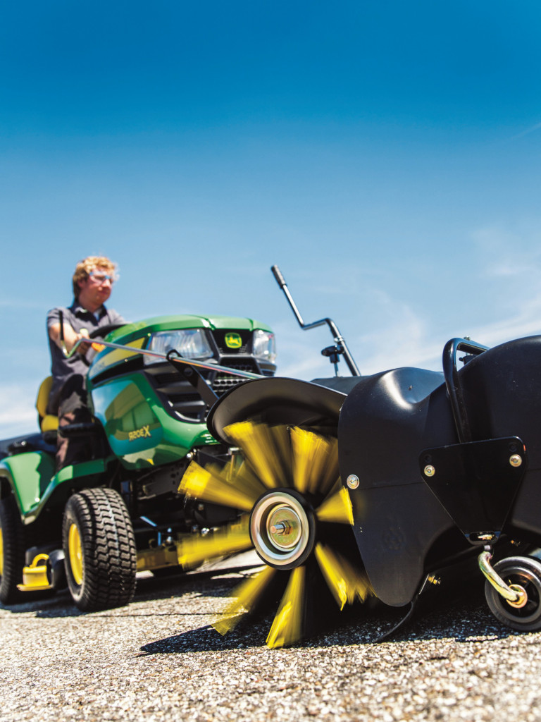 Jedna kosiarka, wiele sposobów na jej wykorzystanie przez cały rok