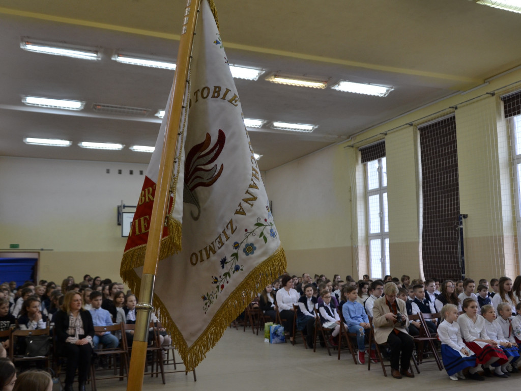 Święto SP nr 1 w Żukowie z historyczno-patriotyczną i kaszubską nutą