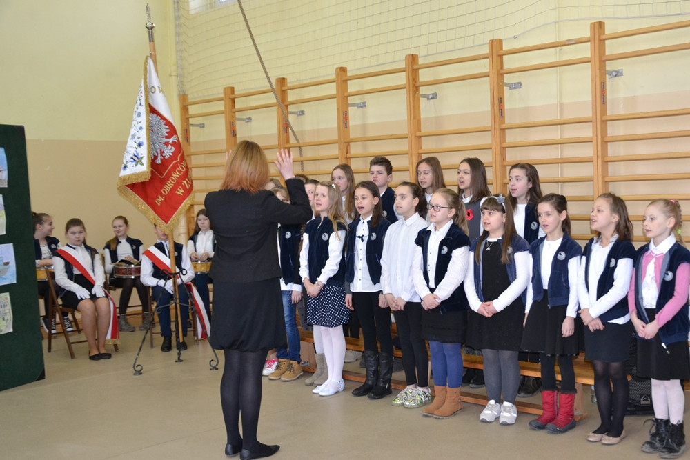 Święto SP nr 1 w Żukowie z historyczno-patriotyczną i kaszubską nutą