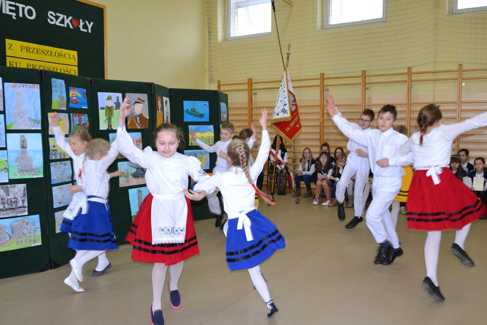 Święto SP nr 1 w Żukowie z historyczno-patriotyczną i kaszubską nutą