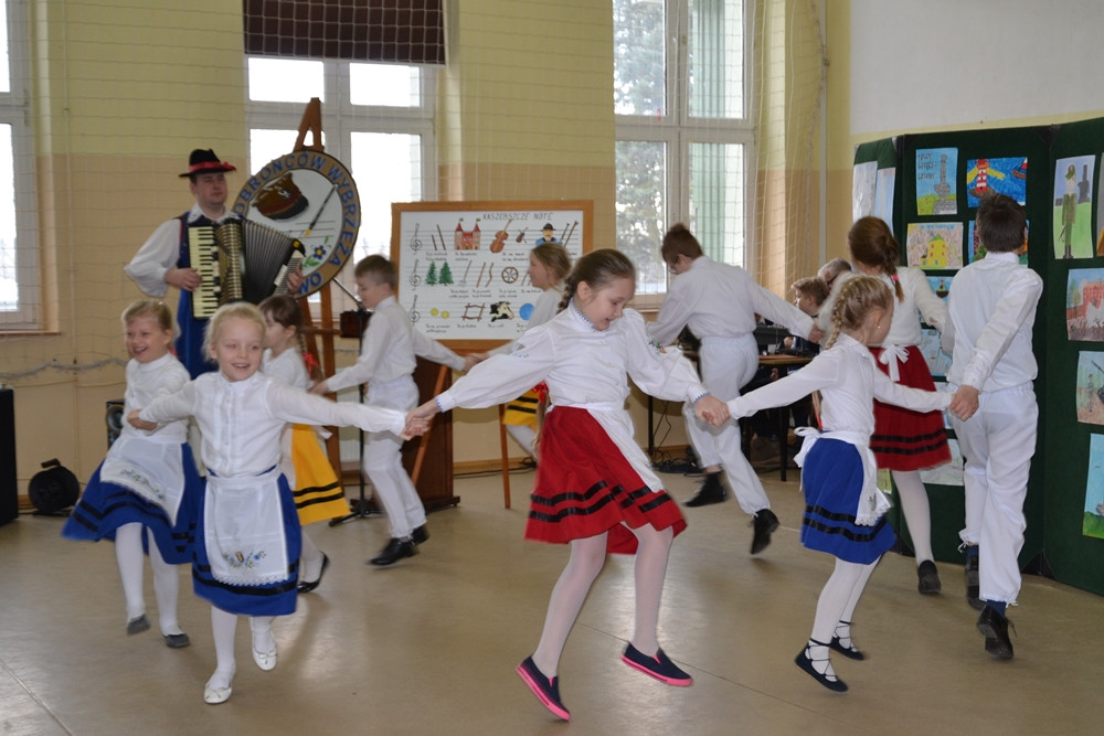 Święto SP nr 1 w Żukowie z historyczno-patriotyczną i kaszubską nutą