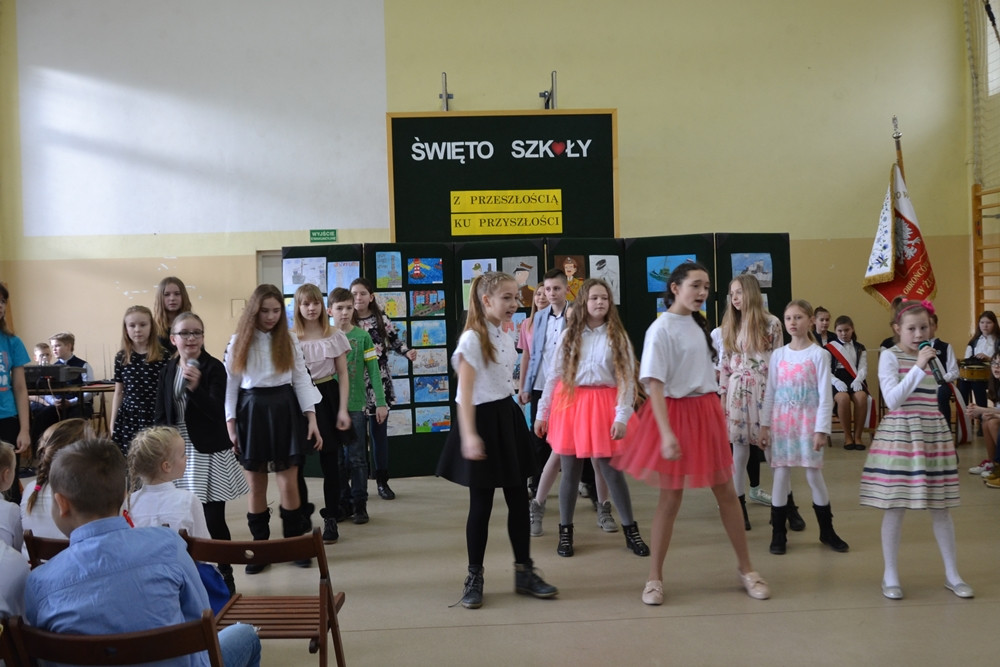 Święto SP nr 1 w Żukowie z historyczno-patriotyczną i kaszubską nutą