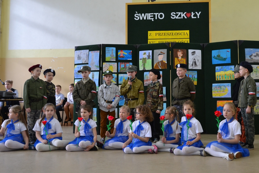 Święto SP nr 1 w Żukowie z historyczno-patriotyczną i kaszubską nutą