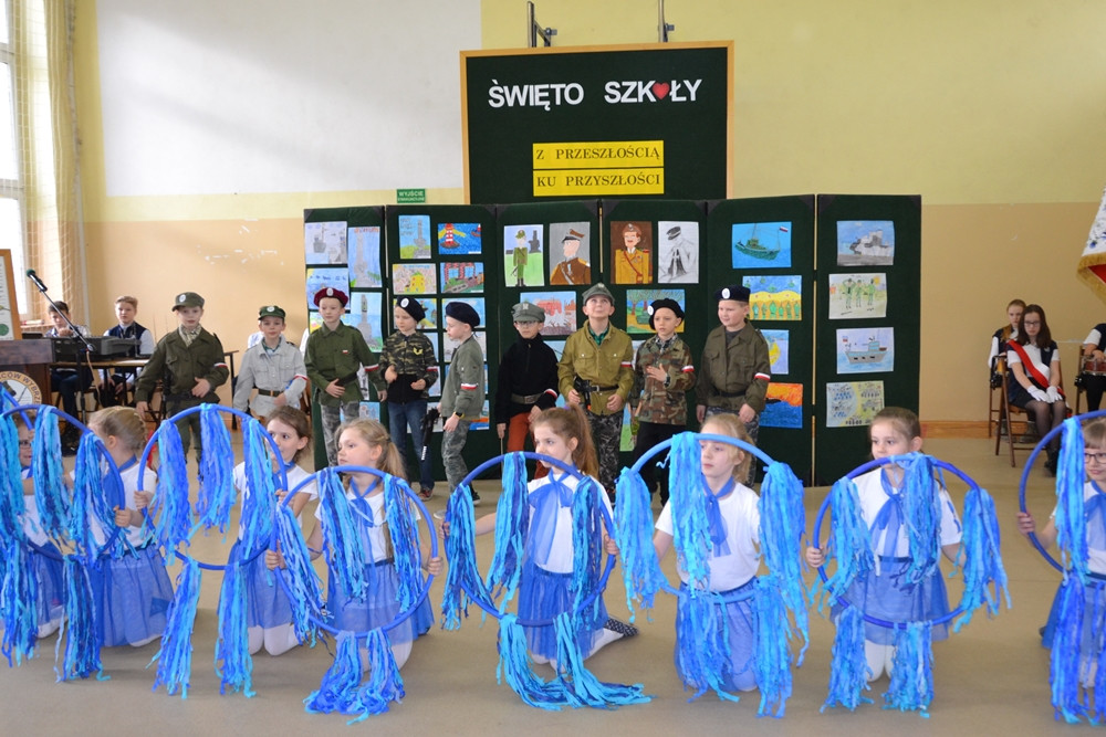 Święto SP nr 1 w Żukowie z historyczno-patriotyczną i kaszubską nutą