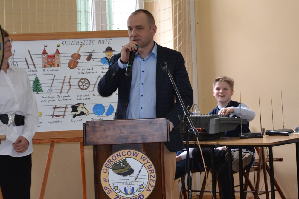 Święto SP nr 1 w Żukowie z historyczno-patriotyczną i kaszubską nutą