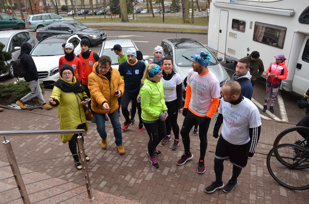 Biegną przez Kaszuby i Kociewie, by pomóc niepełnosprawnym. Dotarli do Kartuz
