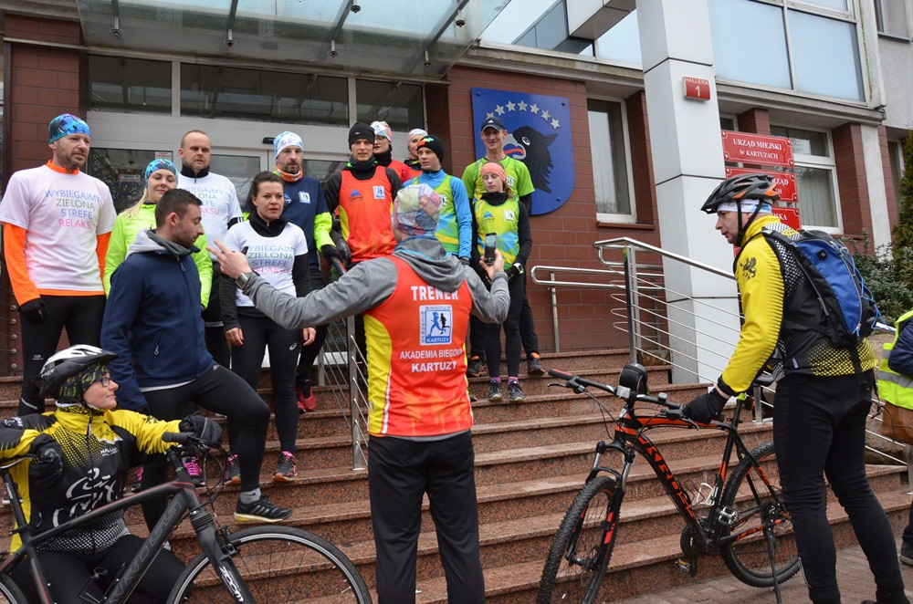 Biegną przez Kaszuby i Kociewie, by pomóc niepełnosprawnym. Dotarli do Kartuz