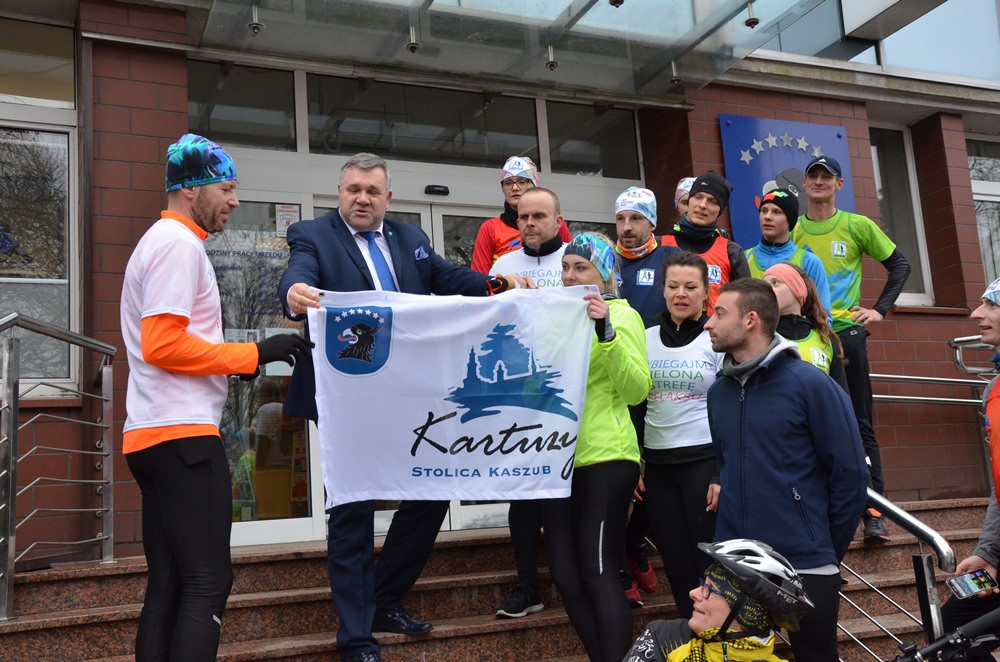 Biegną przez Kaszuby i Kociewie, by pomóc niepełnosprawnym. Dotarli do Kartuz