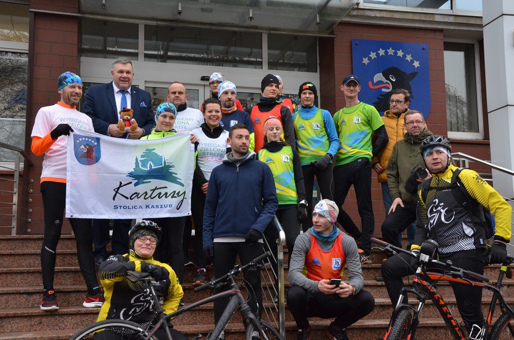 Biegną przez Kaszuby i Kociewie, by pomóc niepełnosprawnym. Dotarli do Kartuz