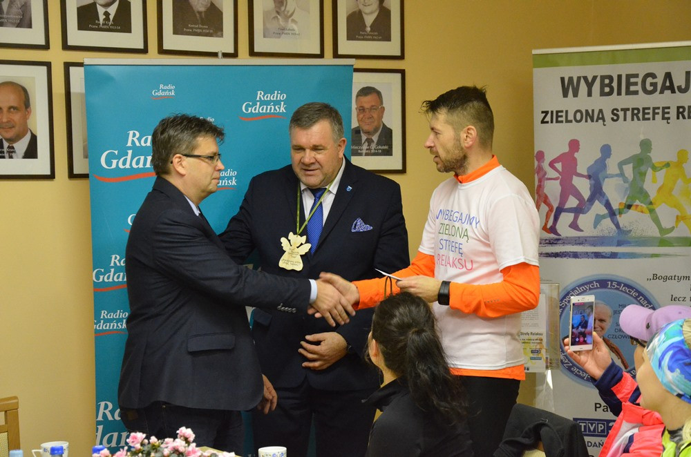 Biegną przez Kaszuby i Kociewie, by pomóc niepełnosprawnym. Dotarli do Kartuz