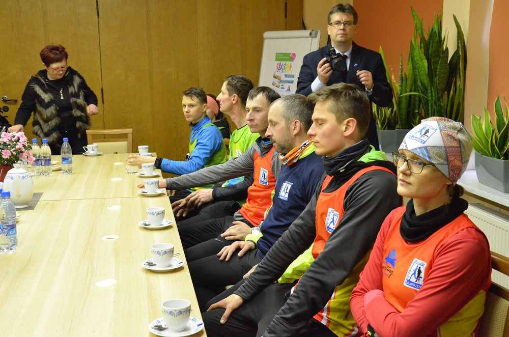 Biegną przez Kaszuby i Kociewie, by pomóc niepełnosprawnym. Dotarli do Kartuz