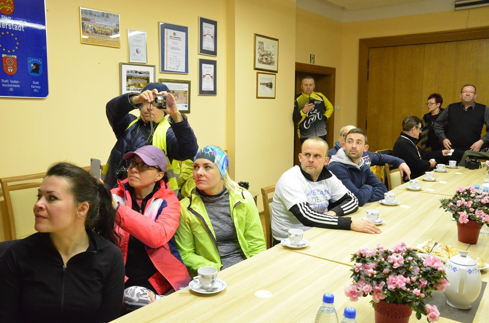 Biegną przez Kaszuby i Kociewie, by pomóc niepełnosprawnym. Dotarli do Kartuz