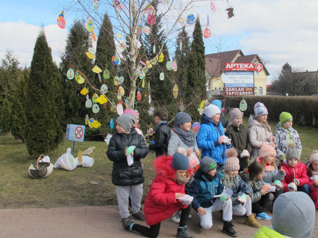 Powiat. Miasta i wsie są już gotowe na Wielkanoc - zdobią je małe i duże pisanki