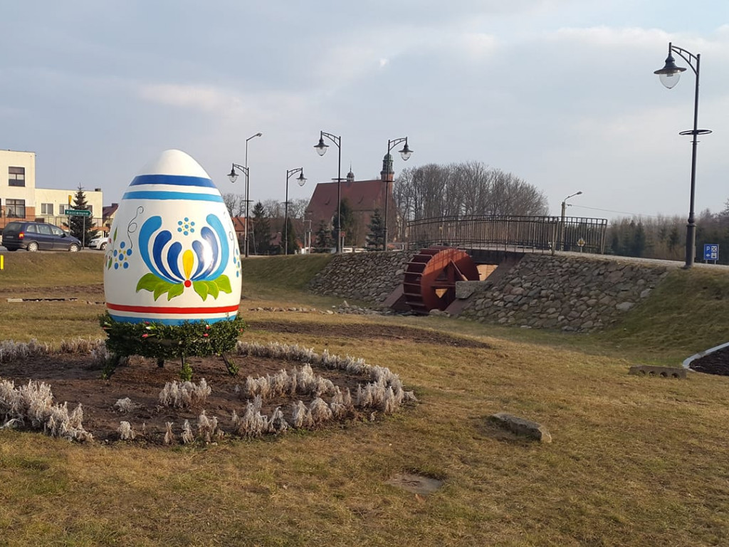 Powiat. Miasta i wsie są już gotowe na Wielkanoc - zdobią je małe i duże pisanki