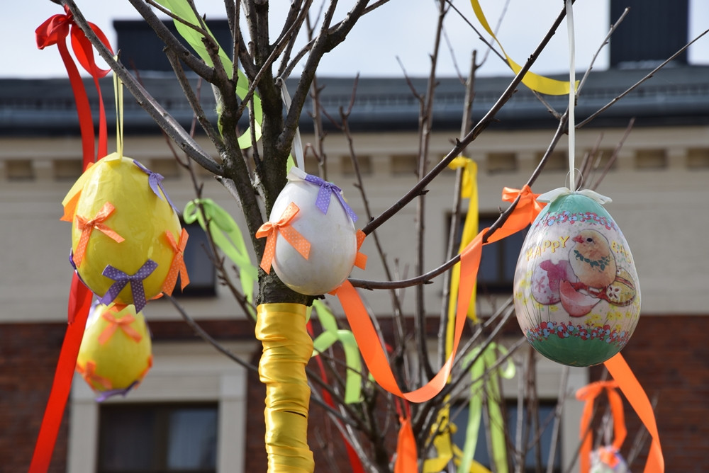 Powiat. Miasta i wsie są już gotowe na Wielkanoc - zdobią je małe i duże pisanki