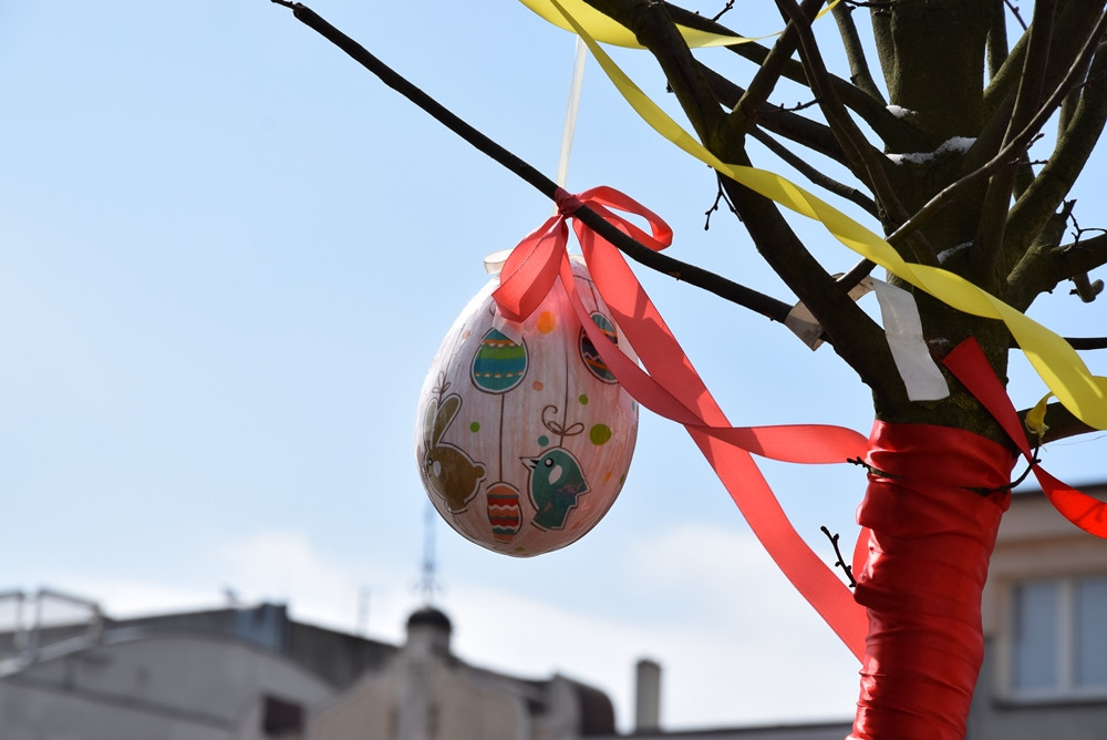 Powiat. Miasta i wsie są już gotowe na Wielkanoc - zdobią je małe i duże pisanki