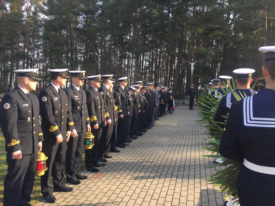 Banino. Ósma rocznica katastrofy smoleńskiej. Wojewoda złożył wieńce na grobie adm. Karwety