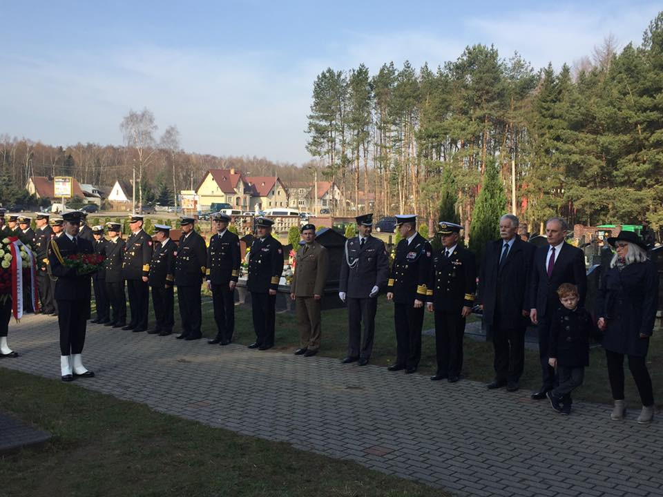 Banino. Ósma rocznica katastrofy smoleńskiej. Wojewoda złożył wieńce na grobie adm. Karwety