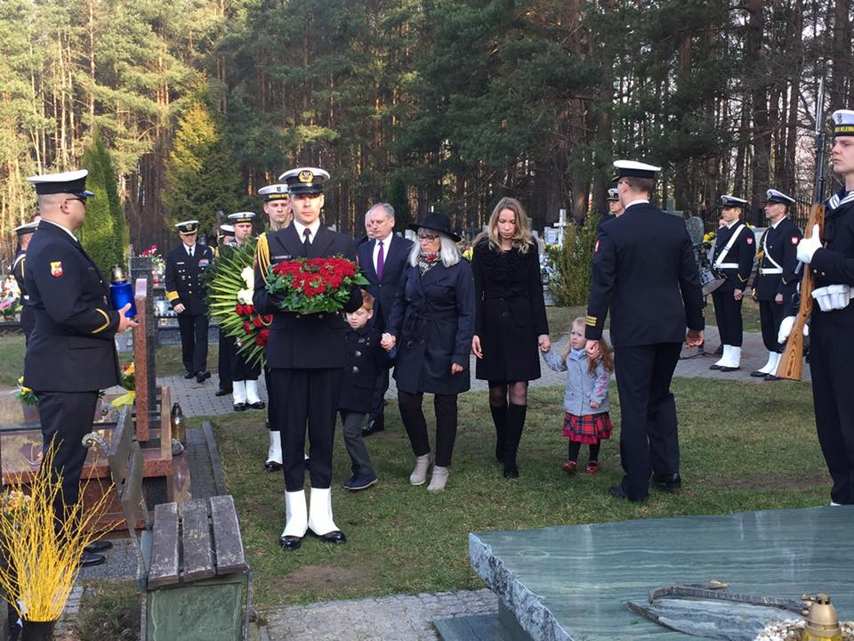Banino. Ósma rocznica katastrofy smoleńskiej. Wojewoda złożył wieńce na grobie adm. Karwety