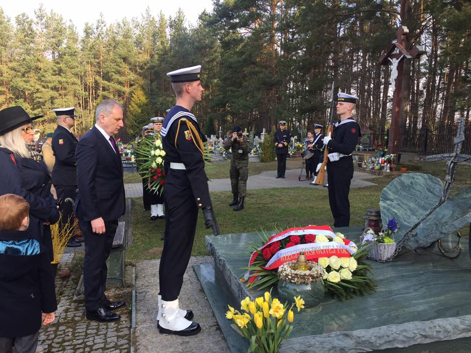 Banino. Ósma rocznica katastrofy smoleńskiej. Wojewoda złożył wieńce na grobie adm. Karwety