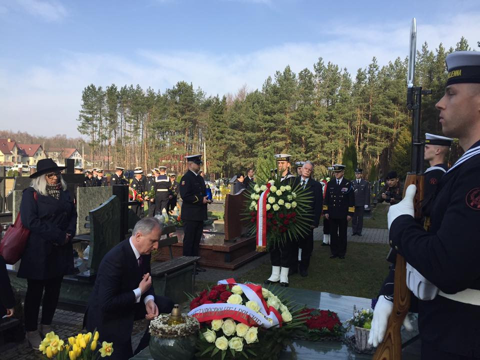 Banino. Ósma rocznica katastrofy smoleńskiej. Wojewoda złożył wieńce na grobie adm. Karwety