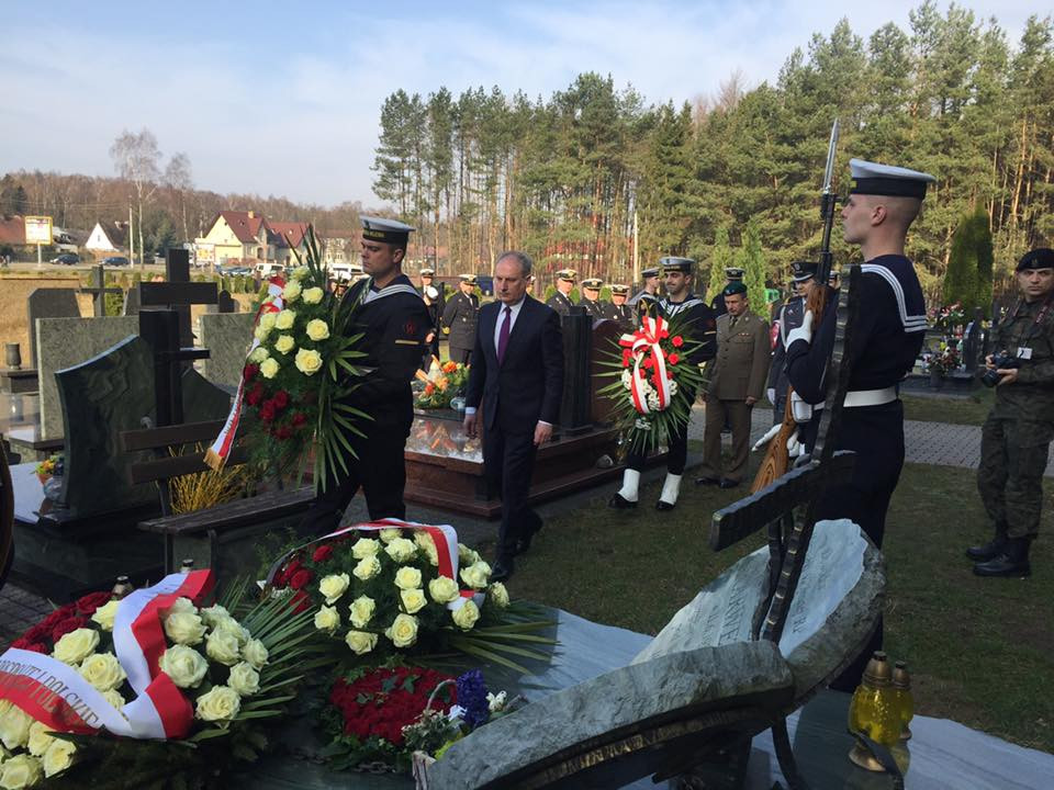 Banino. Ósma rocznica katastrofy smoleńskiej. Wojewoda złożył wieńce na grobie adm. Karwety