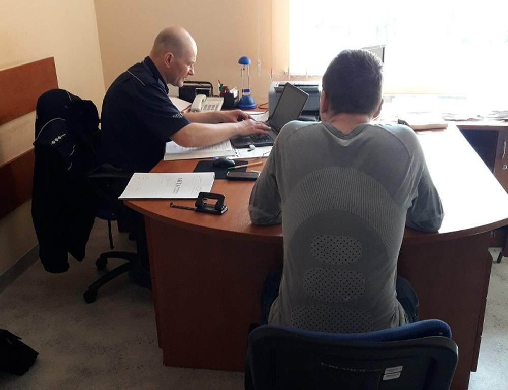 Policjanci zatrzymali złodziei motocykla. Jeden z nich miał przy sobie narkotyki