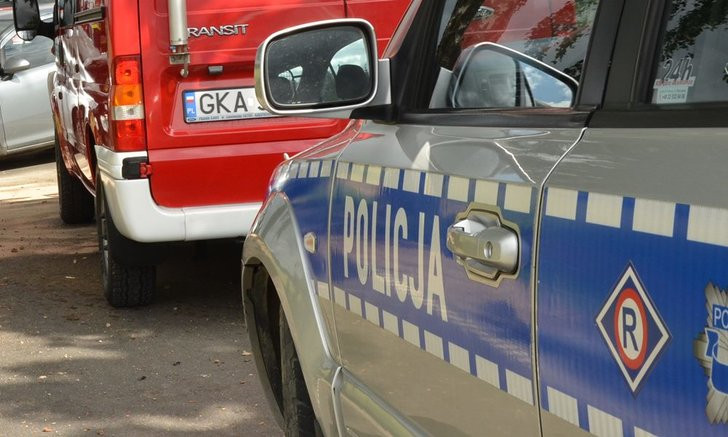 Śmiertelny wypadek w Lniskach. Opel uderzył w słup, nie żyje pasażer