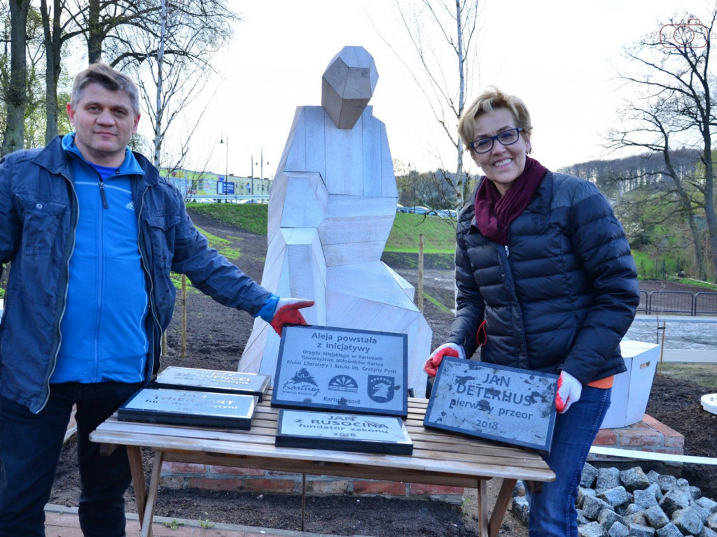 Kartuzy. Mieszkańcy wspólnie posadzili drzewa przy kolegiacie. Wkrótce powstanie tam park