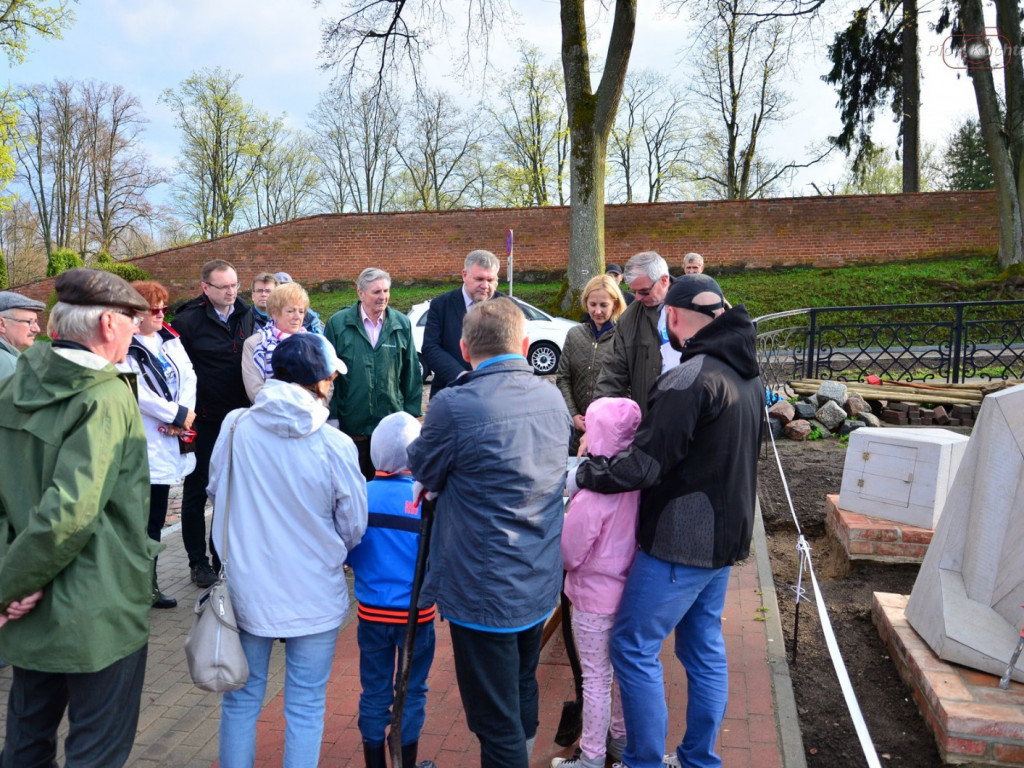 Kartuzy. Mieszkańcy wspólnie posadzili drzewa przy kolegiacie. Wkrótce powstanie tam park