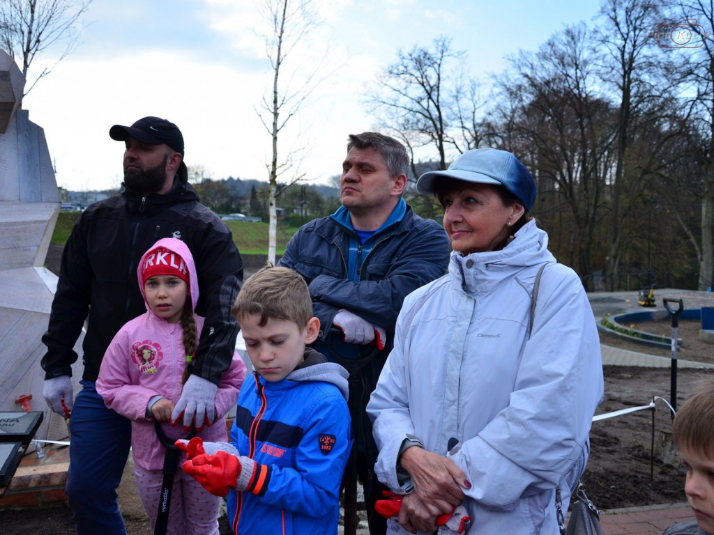 Kartuzy. Mieszkańcy wspólnie posadzili drzewa przy kolegiacie. Wkrótce powstanie tam park