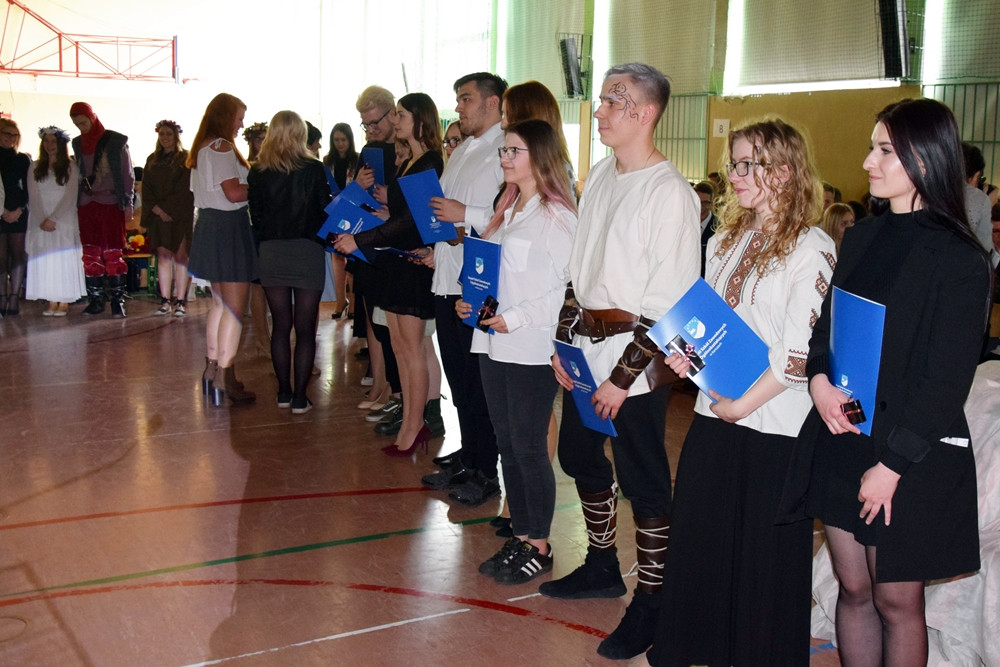 Maturzyści zakończyli rok szkolny. Na Wzgórzu pożegnano 190 absolwentów