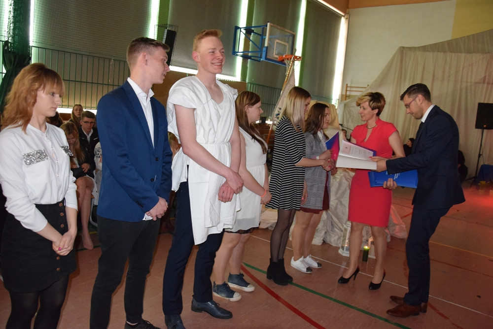 Maturzyści zakończyli rok szkolny. Na Wzgórzu pożegnano 190 absolwentów