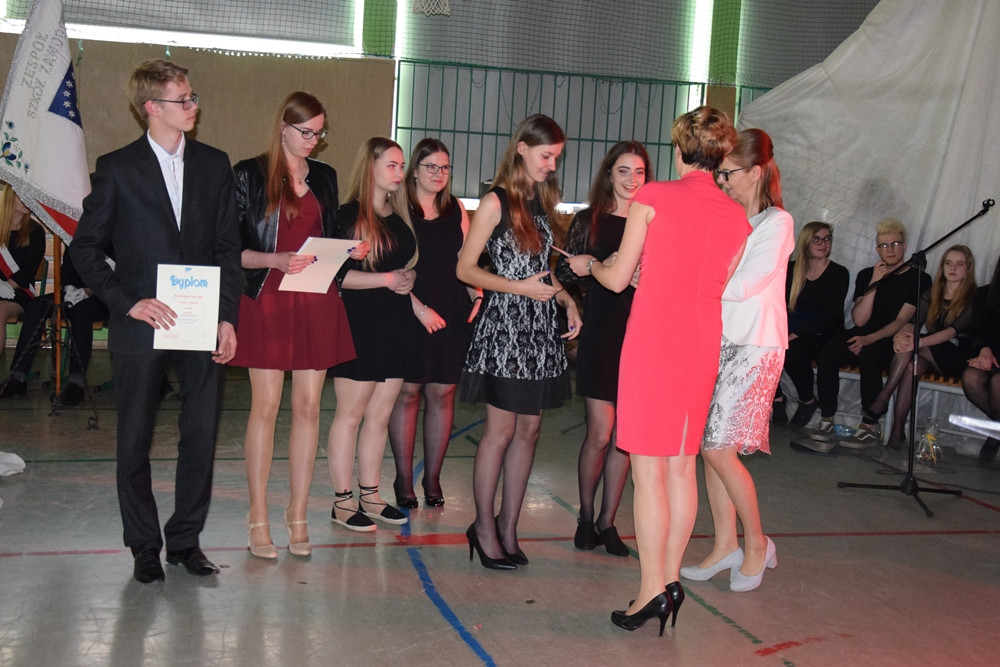 Maturzyści zakończyli rok szkolny. Na Wzgórzu pożegnano 190 absolwentów