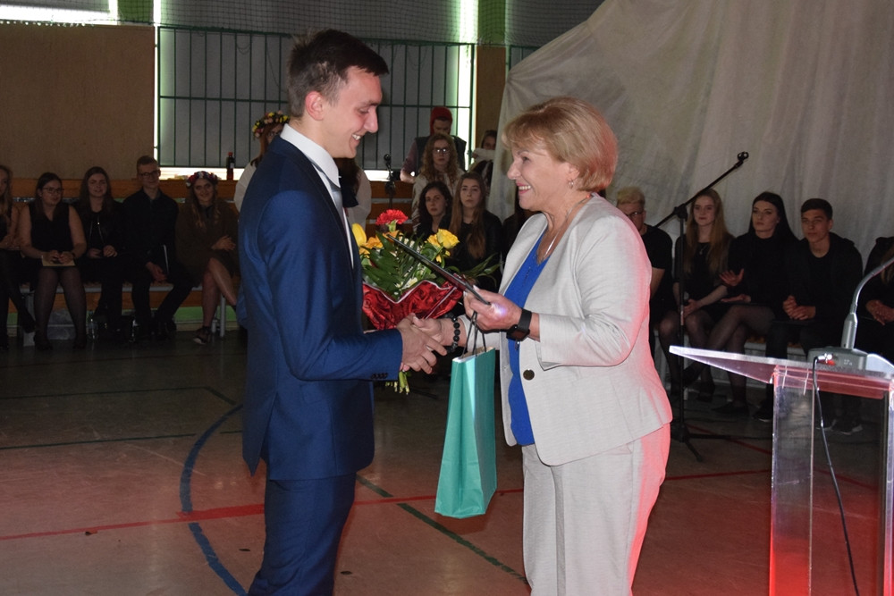 Maturzyści zakończyli rok szkolny. Na Wzgórzu pożegnano 190 absolwentów